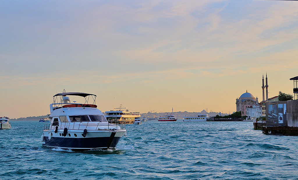 Bosphorus Sunset Tour in Luxury Yacht - With Hotel Transfer
