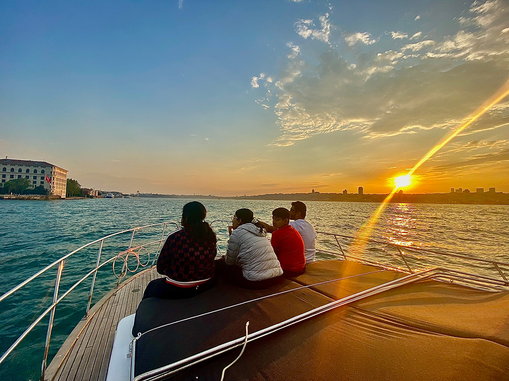 Bosphorus Sunset Tour in Luxury Yacht - With Hotel Transfer